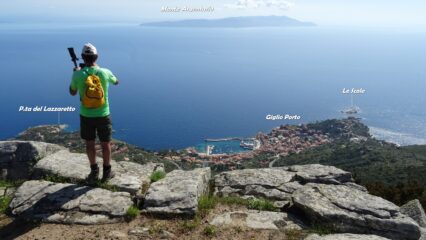 Panorama dal Poggio della Chiusa 487mt. Da notare sulla dx di Giglio Porto gli scogli Le Scole, dove urtò il 13 gennaio 2012 la nave della Costa Concordia, dopo la scellerata rotta che costò la vita a 32 persone.  