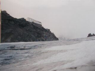 lassu' sullo sperone roccioso le refuge des Grands Moulets..