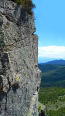 L3: in alto (vicino allo spigolo) l'ultimo spit  prima dell'uscita.. (lo spit più vicino appartiene a 