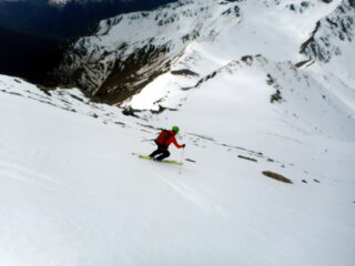 bella neve sullo scivolo sud ovest sotto la cima