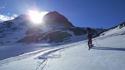 Il sole si affaccia dietro alla Rognosa