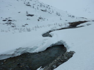 il ponte di neve che permette di attraversare il torrente