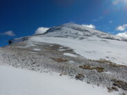 cima spazzata dal vento, ma in discesa si trova neve continua