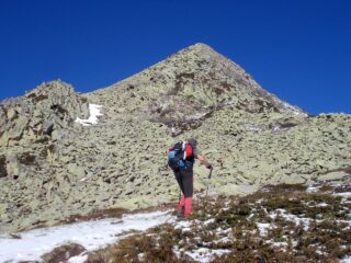 prima neve all'inizio del tratto su pietraia