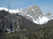 Desertes e il versante roccioso di Rocca del Lago