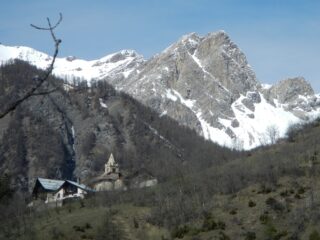 Desertes e il versante roccioso di Rocca del Lago