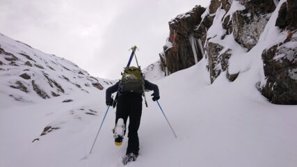 Il canale stretto con poca neve