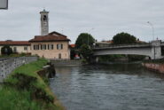 Alla partenza da Castelletto. Il Naviglio di Bereguardo, a sinistra, si dirama dal Naviglio Grande che invece prosegue per Milano