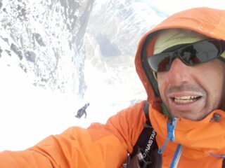 La fatica dell'ascesa con forti raffiche di vento...