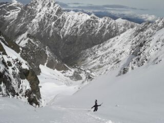 Salita a sinistra degli isolotti dove il manto nevoso fresco pare più stabile che all'interno della parte bassa del canale