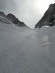 Farina pressata dal vento in alto quasi alla meta. Si nota anche vecchia neve ghiacciata sulla destra comoda x salire senza affondare troppo come nella powder sottostante.