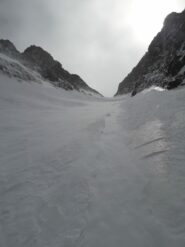 Farina pressata dal vento in alto quasi alla meta. Si nota anche vecchia neve ghiacciata sulla destra comoda x salire senza affondare troppo come nella powder sottostante.