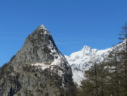 Mont Chetif e Aig. des Glaciers visti da sotto il Rifugio