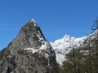 Mont Chetif e Aig. des Glaciers visti da sotto il Rifugio