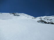 Belle curve filanti nella parte superiore della discesa, su neve comunque ancora in corso di trasformazione