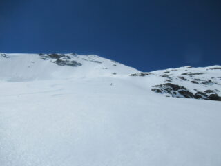 Belle curve filanti nella parte superiore della discesa, su neve comunque ancora in corso di trasformazione