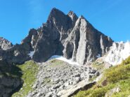 Quasi al centro lo Spigolo NE e, a sinistra contro cielo, la Cresta NE