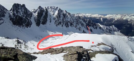 Discesa dal passo Lausa sul versante francese. Indicato il canalino per la salita diretta al Passo Tenibres