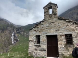 Chiesetta e cascata del roc