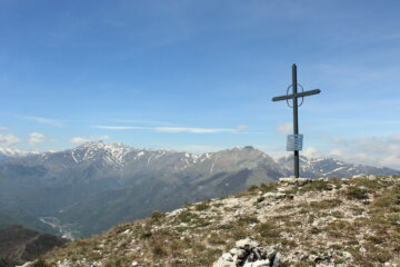 Croce di vetta. Sullo sfondo, le cime dal Pizzo all'Antoroto.