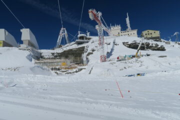 il cantiere per la costruzione della funivia dal Plateau al Piccolo Cervino