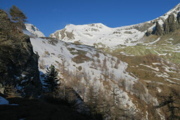 restando sulla sinistra del vallone ancora tanta neve