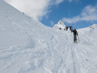 Il Corno Maggiore spunta dai pendii