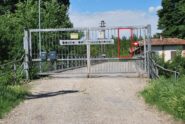 L’ingresso del sentiero nel Bosco del Mezzanone, blindato dal cancello telecomandato. Pedone e bicicletta passano – con fatica - nello spioncino
