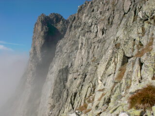 Durante la salita le nebbie si diradano.