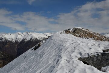 La cima con il versante Ovest ancora innevato
