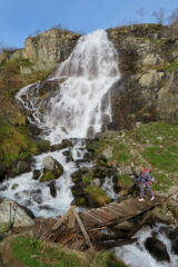 Sul ponte sotto la cascata del Pisciai