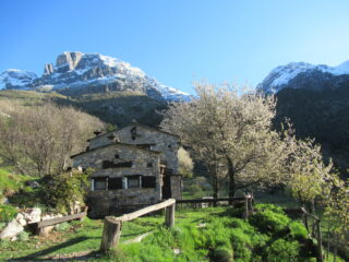 La cascina sotto Pian Rosso con i rilievi spolverati.