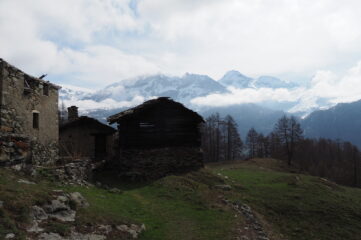 Baite in salita verso il lago