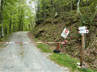 partenza sulla sterrata chiusa dalla sbarra