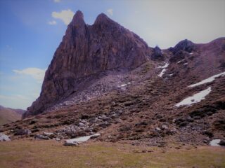 a sinistra Rocca Parvo, al centro il canalino appena sceso...