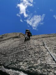 Io mentre risalgo il terzo muretto (foto di Linda)