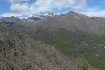 La Rocca Moross con la Torre d'Ovarda sullo sfondo