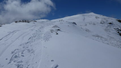 l'ampio crestone sommitale che porta in cima