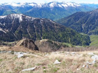 Dall cima il percorso di salita. In basso a sinistra Ragozzo e più in basso a destra Cortina.