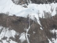 Piccola valanga come una cascata dalla Punta di Morasco