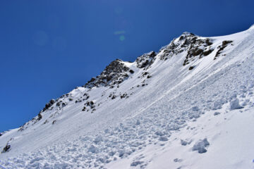 Prima parte del pendio/canale molto svalangata