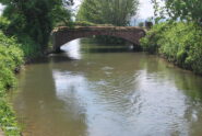 Tutti lo conoscono come “ ‘l Punt dal Buchet” anche se un’infelice traduzione lo chiama “Ponte Bocchetto” o “Ponte della Bocchetta