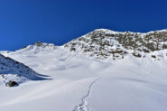 Innevamento attuale,pendio/canale da risalire  in evidenza tra l anticima e la cima Sebolet