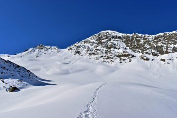Innevamento attuale,pendio/canale da risalire  in evidenza tra l anticima e la cima Sebolet