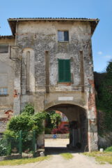 Il torrione a Peltrengo che sovrasta l’ingresso carraio alla tenuta agricola. Qui vi era un accesso con un ponte levatoio.