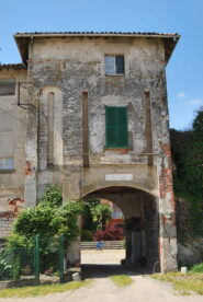 Il torrione a Peltrengo che sovrasta l’ingresso carraio alla tenuta agricola. Qui vi era un accesso con un ponte levatoio.