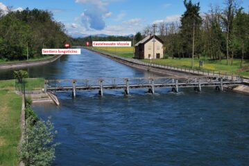 Visto dall’attraversamento sul Canale Industriale allo scolmatore, il ponte (a monte) dove i due possibili percorsi descritti si dividono.