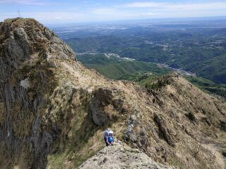 Croce del Cornabecco a sinistra, breve tratto da fare in discesa faccia a monte e si arriva.