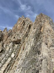 Arrivando con incrocio via normale, prendere a Dx su rocce rotte per continuare la cresta