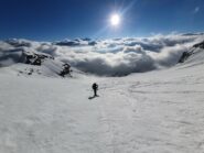 il vallone che salendo conduce al Colle d'Oin. Sullo sfondo il Gran Paradiso spunta dalle nuvole